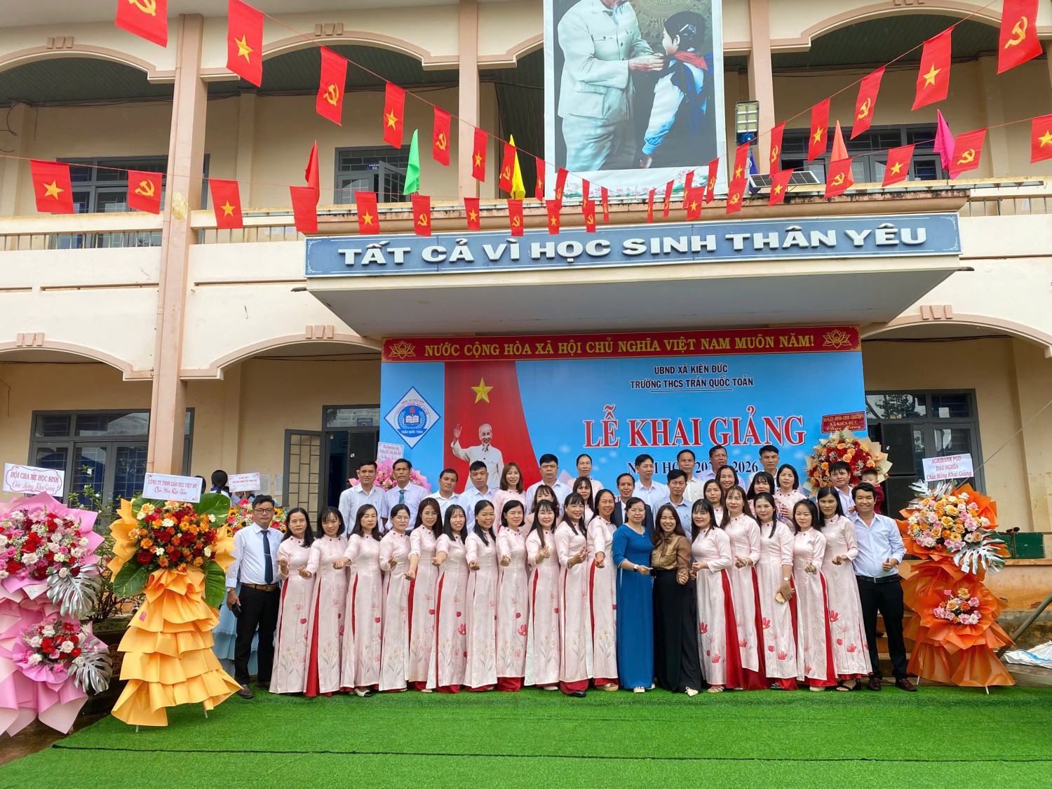 Cán bộ GV-NV nhà trường chụp ảnh lưu niệm