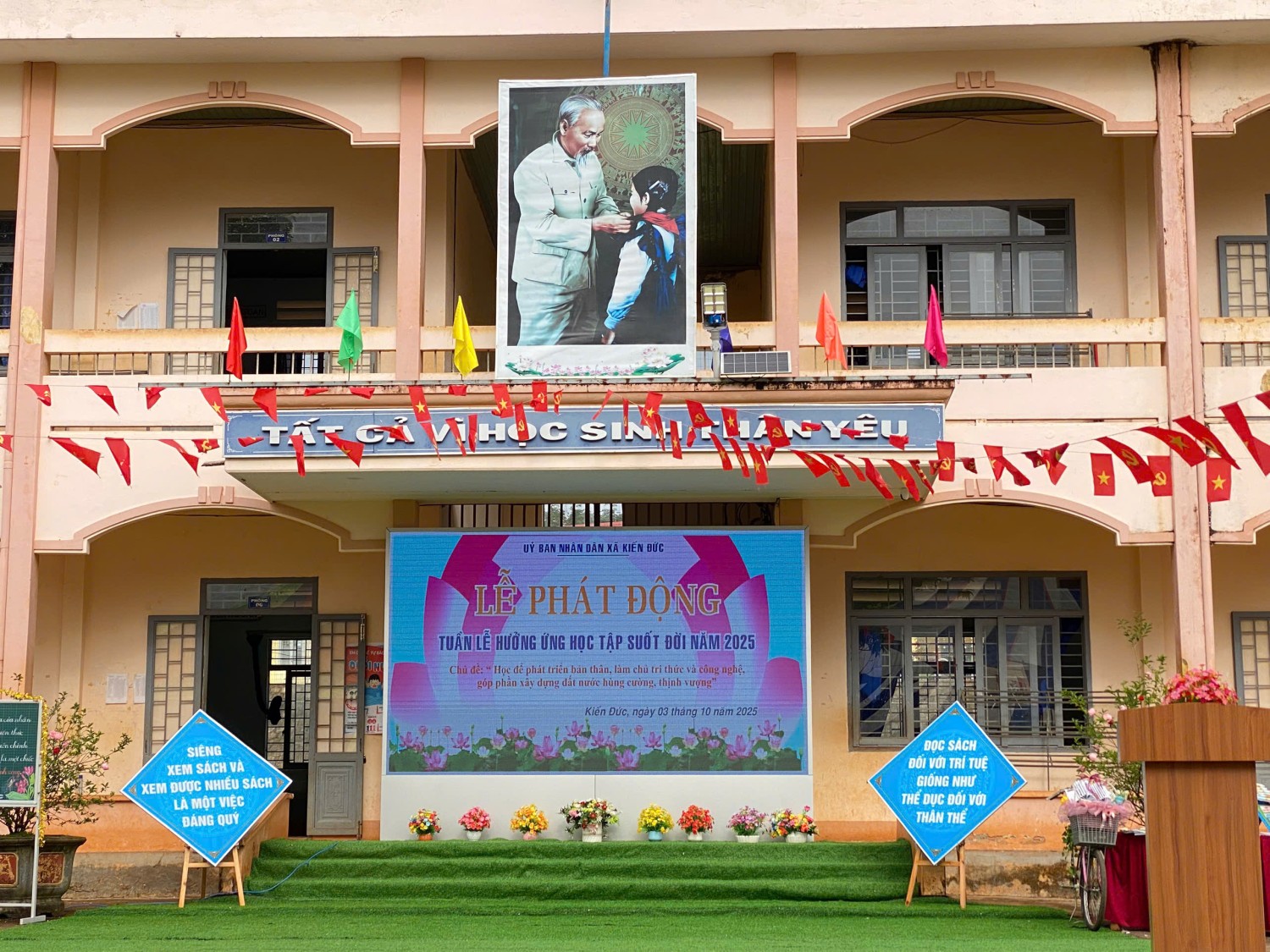 Trường THCS Trần Quốc Toản. Tổ chức Lễ Phát động Tuần lễ học tập suốt đời tại sân trường vào sáng ngày 03/10/2025 theo chỉ đạo của UBND xã Kiến Đức.